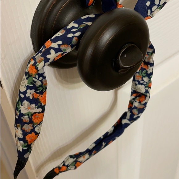 Old navy Woman’s squeeze headband with wired bow - Picture 3 of 3